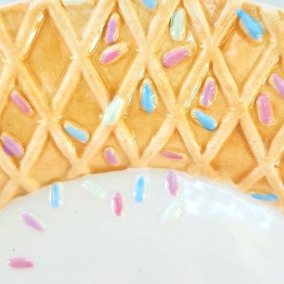 ONEIDA KITCHEN WE ALL SCREAM FOR ICE CREAM PATTERN SET OF 4 DESSERT PLATES - Picture 4 of 8